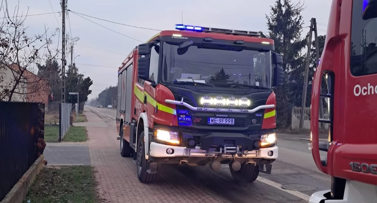 Czosnów. Zatrucie tlenkiem węgla w domu w Łomnej, jedna osoba trafiła do szpitala. Awaria pieca centralnego ogrzewania? 
