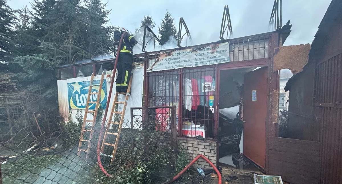 Nasielsk. Pożar sklepu w Nowych Pieścirogach. Z ogniem walczyło sześć zastępów straży pożarnej
