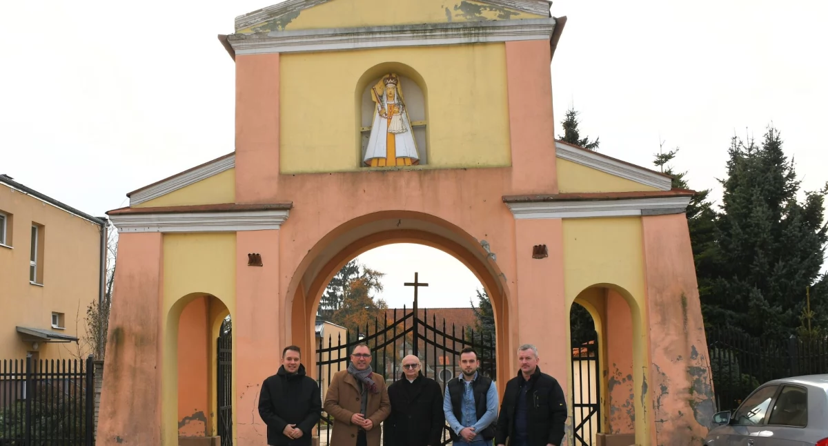 Historyczna brama kościelna w Zakroczymiu doczeka się renowacji