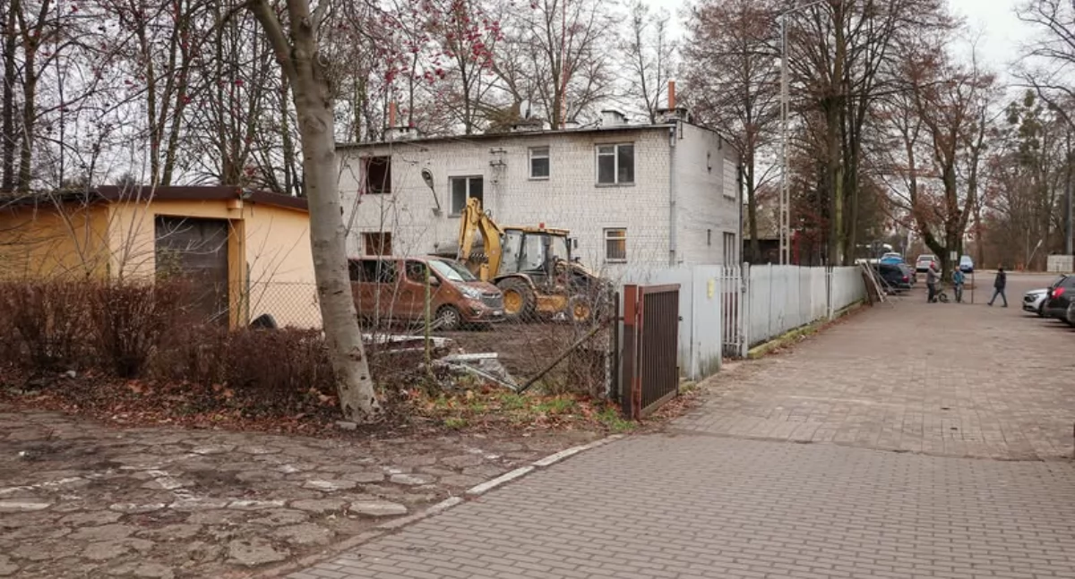Zamykają przejazd i parking przy szkole w Pomiechówku