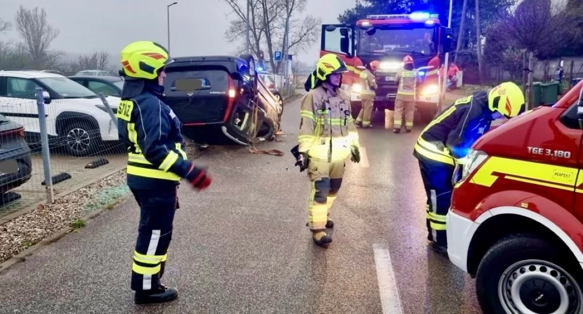 Nowy Dwór Mazowiecki. Kierująca Citroenem straciła panowanie nad autem, a następnie uderzyła w zaparkowany pojazd i dachowała. 18-latka trafiła do szpitala