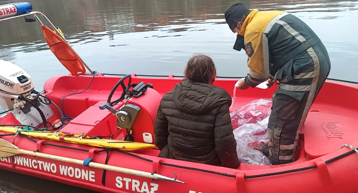 Nowy Dwór Mazowiecki. Strażacy pomogli kobiecie, która znajdowała się w rejonie rzeki Narew w pobliżu Spichlerza Twierdzy Modlin. 40-latka trafiła do szpitala (aktualizacja)