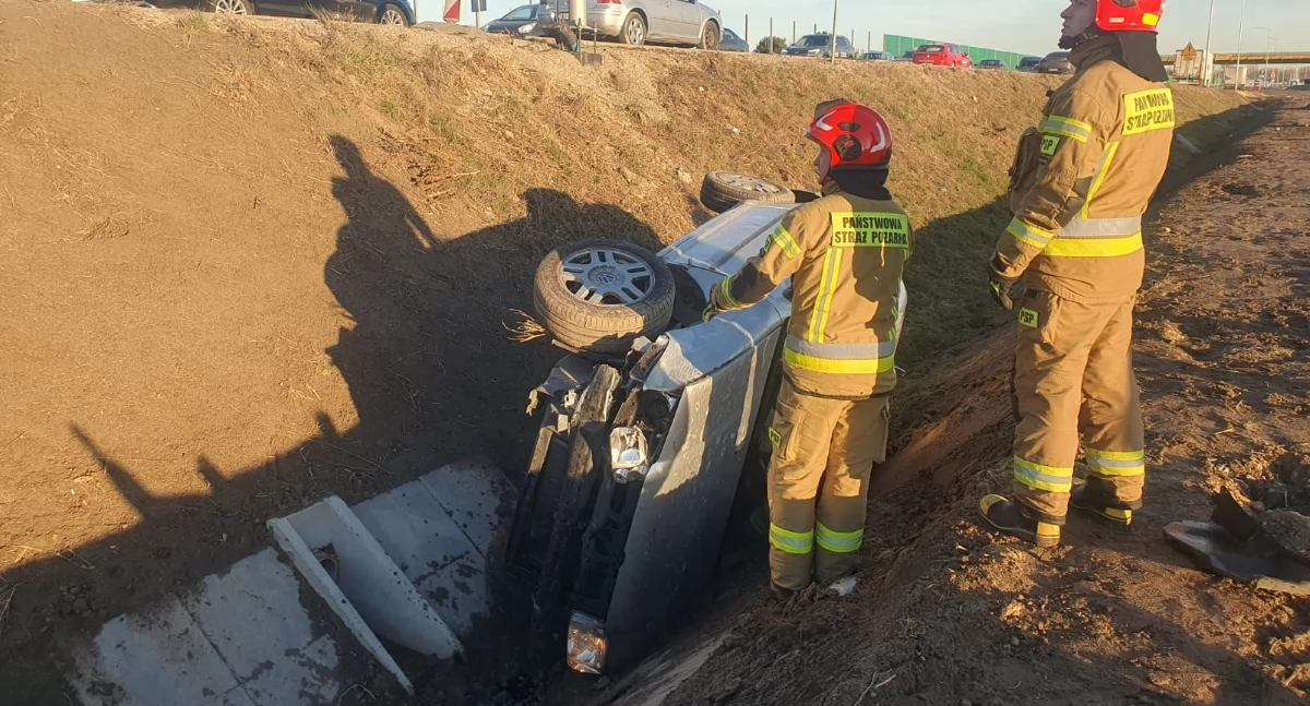 Czosnów. W Kazuniu Nowym kierowca Volkswagena zjechał z trasy S7 i wpadł do rowu. 50-latek trafił do szpitala