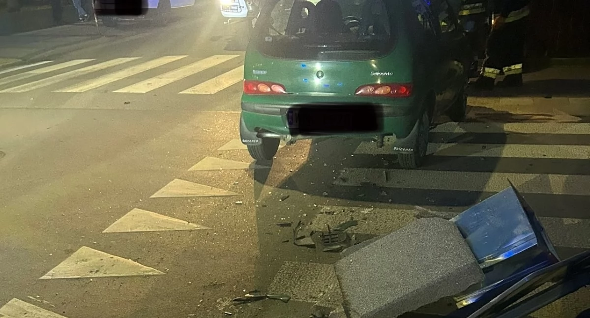 Nowy Dwór Mazowiecki. Kierowca Fiata zjechał z ulicy Kościuszki na chodnik i uderzył w znak drogowy oraz betonowy kosz na śmieci