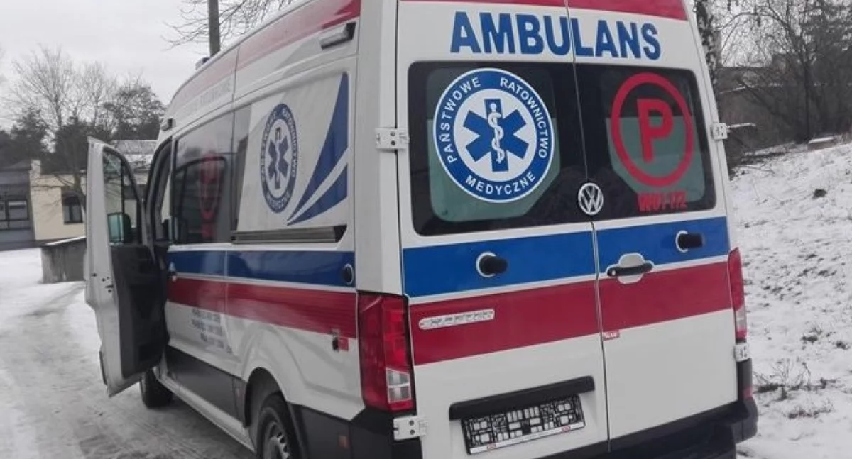 Nasielsk. Mężczyzna spadł z dachu domu jednorodzinnego w Cegielni Psuckiej. 48-latek trafił do szpitala