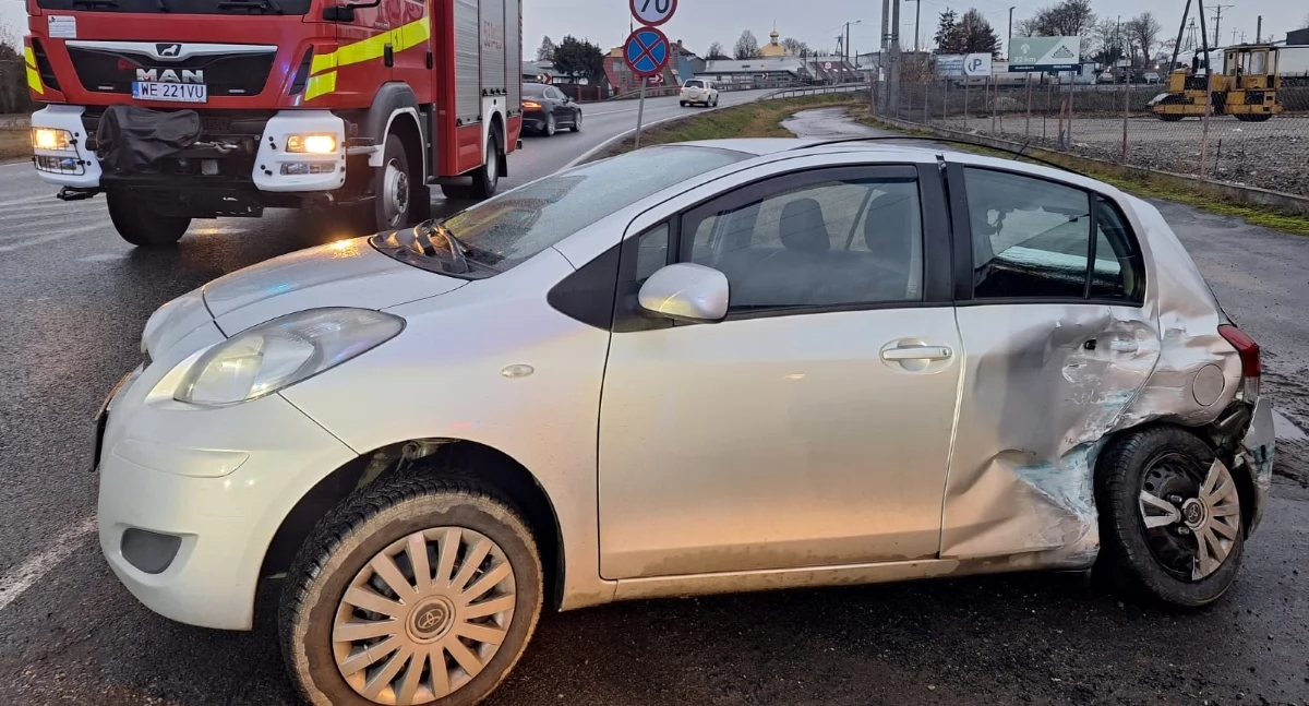 Pomiechówek. Zderzenie Toyoty i Volkswagena na drodze krajowej nr 62 w Stanisławowie. Jedna osoba trafiła do szpitala