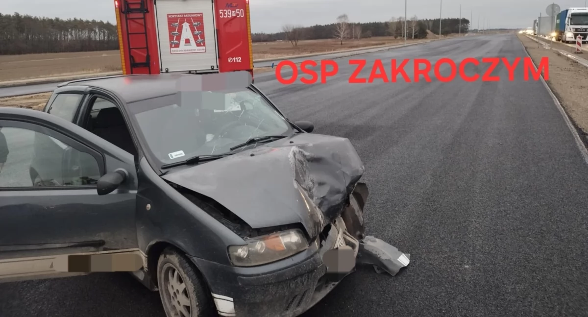 Zakroczym. Zderzenie osobowego Fiata i dostawczego Renault na trasie S7. Utrudnienia drogowe trwały blisko godzinę