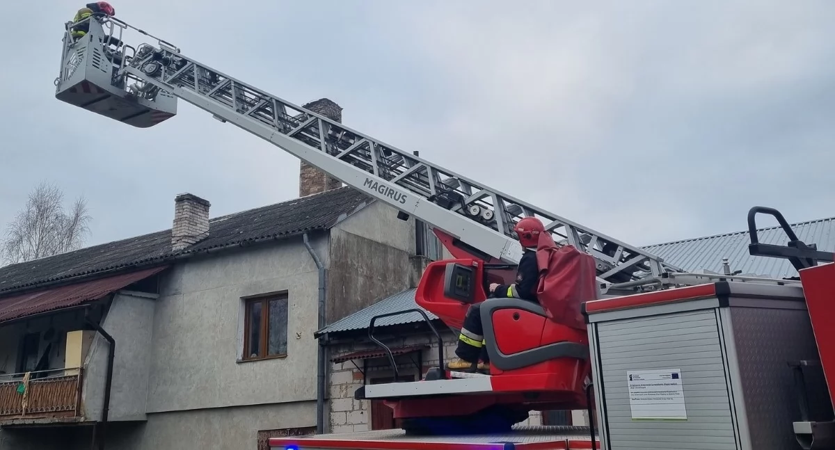 Nasielsk. Pożar sadzy w domu jednorodzinnym w Cegielni Psuckiej. Niezbędna okazała się interwencja strażaków