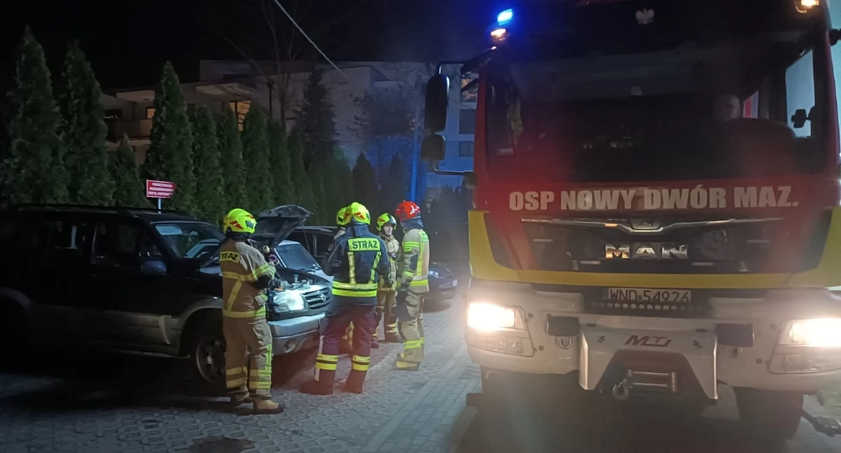 Nowy Dwór Mazowiecki. Zadymienie samochodu na parkingu przy ulicy Partyzantów. Interweniowała Straż Pożarna i Policja