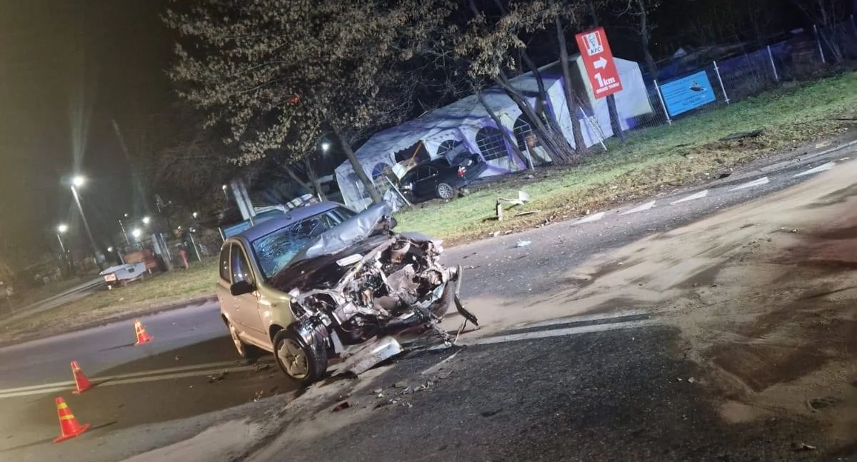 Nowy Dwór Mazowiecki. Zderzenie BMW i Toyoty na skrzyżowaniu ulicy Leśnej i Okunin. Jedno z aut uderzyło w ogrodzenie posesji (aktualizacja)