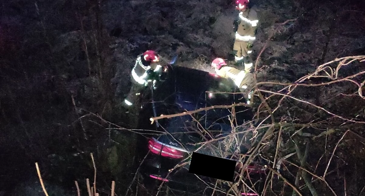 Czosnów. W Jesionce kierowca Mercedesa zjechał z drogi do rowu i utknął w grzęzawisku. Interweniowały służby ratownicze