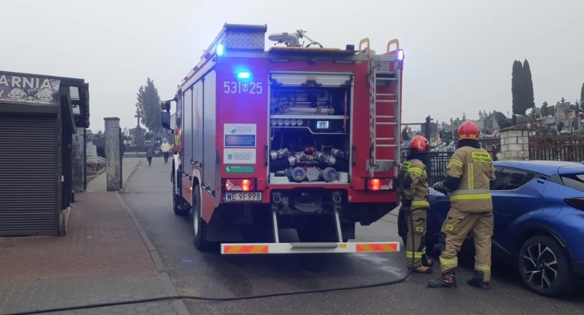 Nowy Dwór Mazowiecki. Pożar kontenera na śmieci przy cmentarzu. Ogień ugasili strażacy