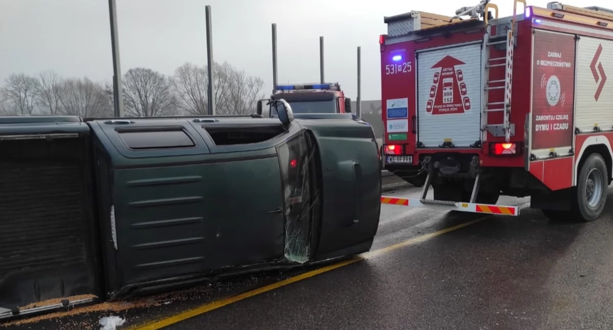 Czosnów. Kierowca Isuzu uderzył w betonowe bariery na trasie S7 w Kazuniu Nowym. Auto przewróciło się na bok (aktualizacja)