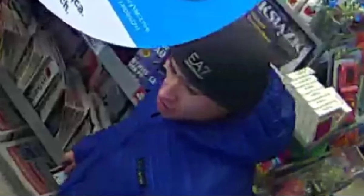 Nowy Dwór Mazowiecki. Przywłaszczył kartę kredytową i telefon pozostawione w sklepie? Policja poszukuje podejrzanego 