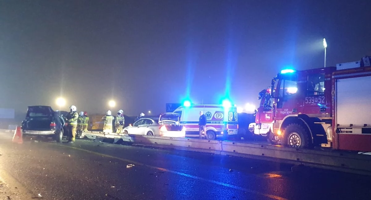 Zakroczym. Zderzenie czterech aut osobowych na trasie S7. Ciężarówka próbując ominąć miejsce kolizji wjechała do rowu (aktualizacja)