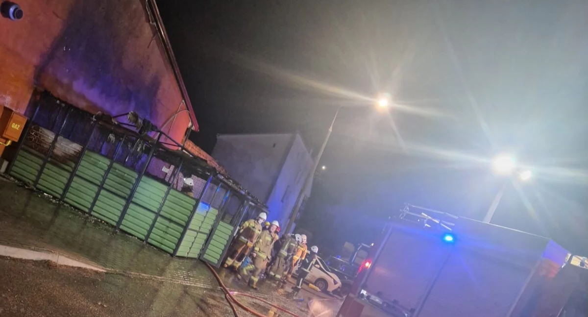 Nasielsk. Pożar dużej wiaty śmietnikowej przy Warszawskiej. Uszkodzeniu uległa część elewacji pobliskiej restauracji