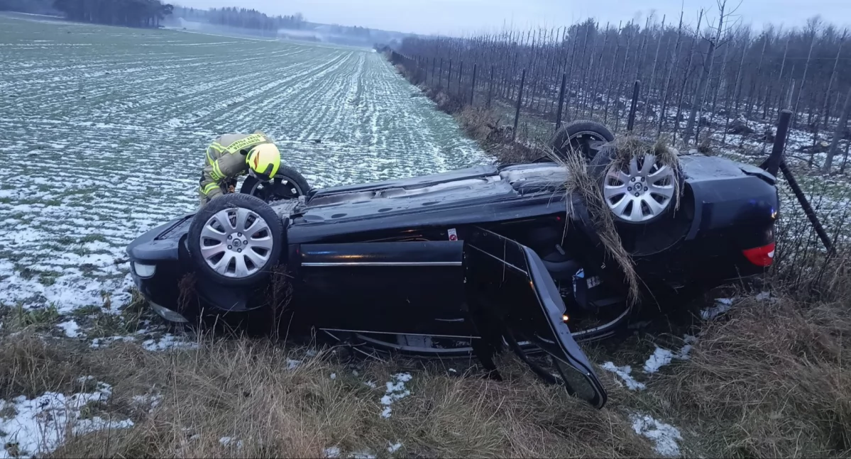 Pomiechówek. W Starym Orzechowie samochód wypadł z drogi krajowej nr 62 i dachował. Kierowca trafił do szpitala (aktualizacja)