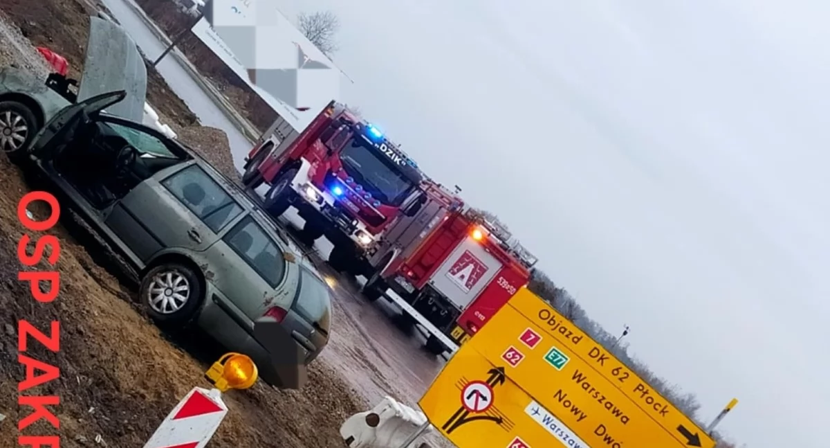 Zakroczym. Kierowca Skody zjechał z trasy S7 do rowu i dachował. Na miejscu interweniowały służby ratownicze