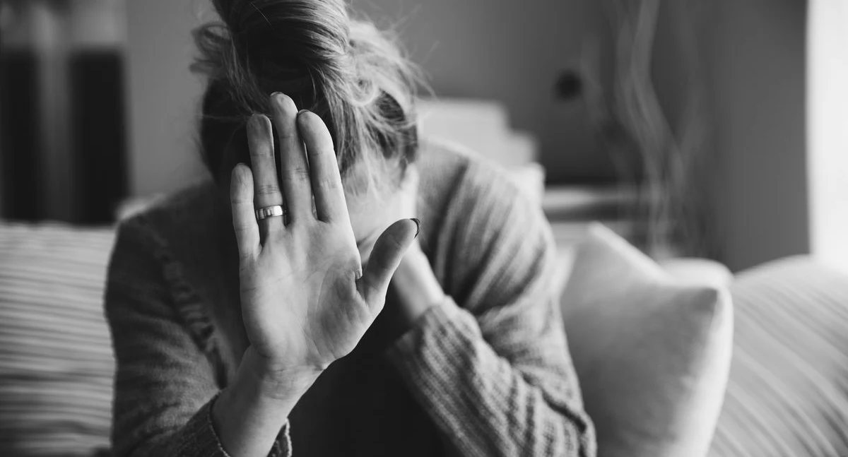 Czosnów. 43-latek znęcał się nad partnerką i demolował mieszkanie. Mężczyźnie grozi nawet 5 lat więzienia 