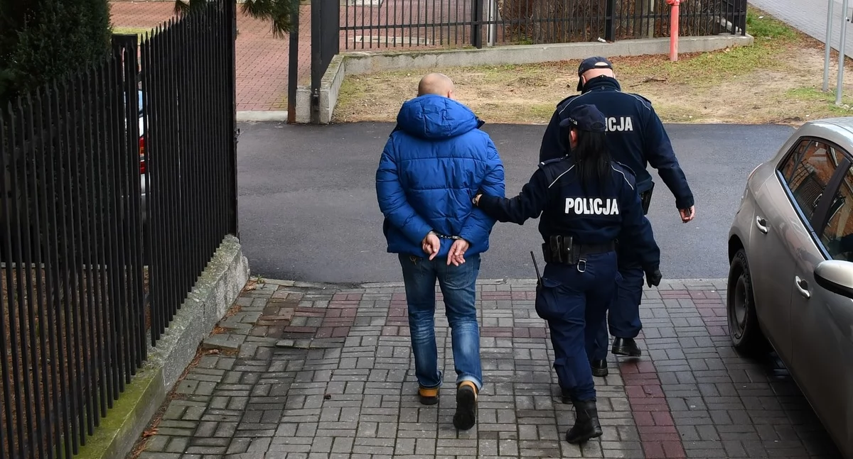 Nowy Dwór Mazowiecki. Sprawca demolki na cmentarzu usłyszał zarzuty. Mężczyzna jest zamieszany w inne przestępstwo
