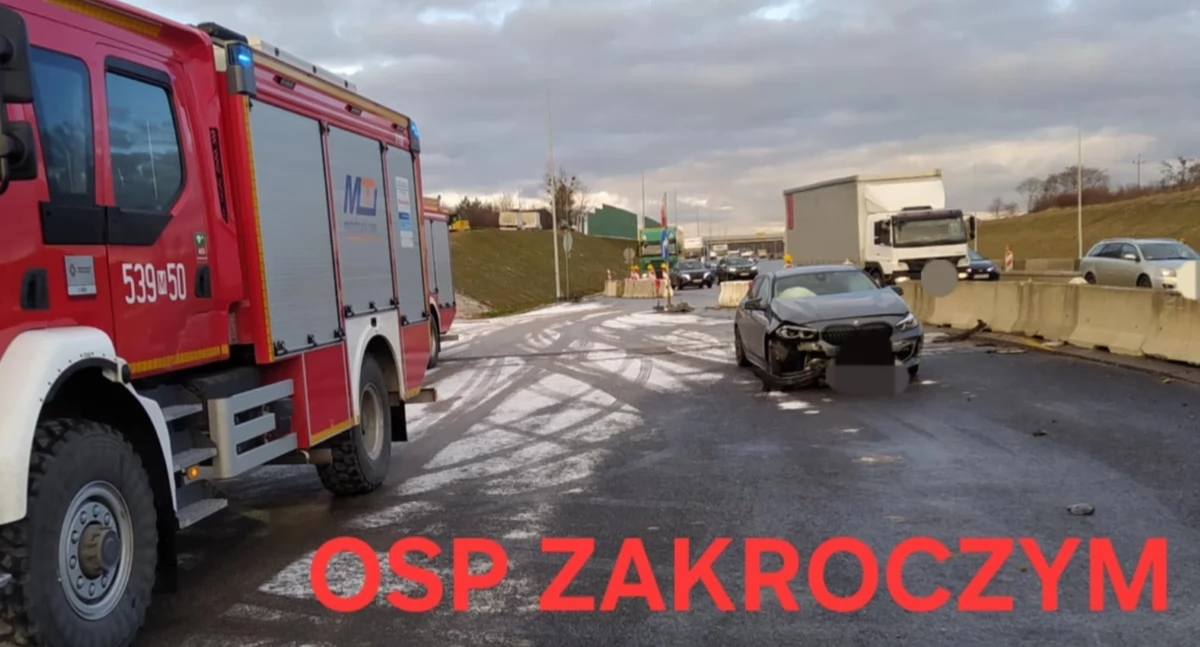 Zakroczym. Na trasie S7 kobieta kierująca BMW uderzyła w betonowe bariery. Utrudnienia drogowe trwały blisko godzinę
