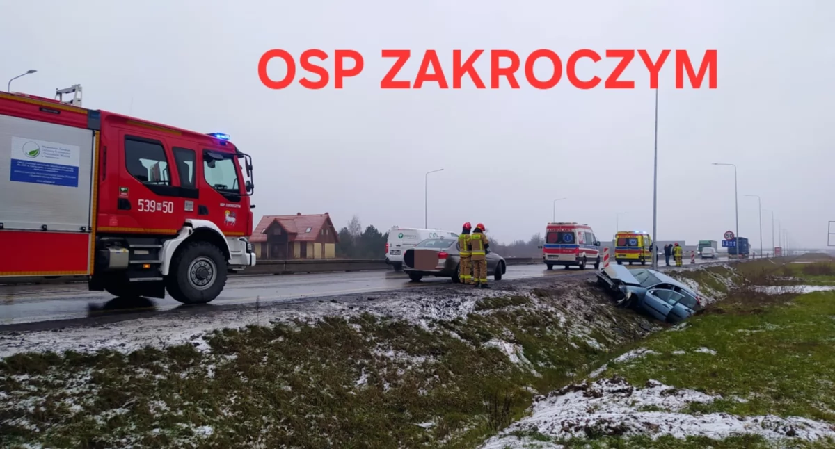 Wypadek na drodze S7 w Zakroczymiu: Samochód wypadł z drogi. Dwie osoby poszkodowane