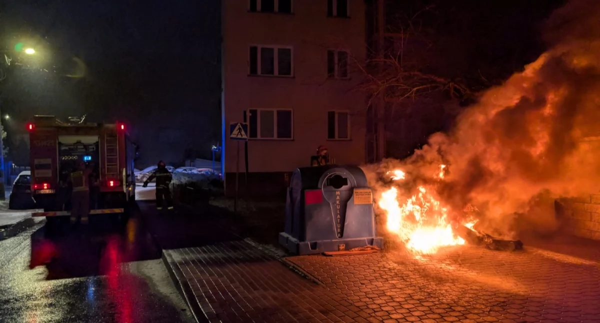 Nowy Dwór Mazowiecki. Pożar pojemników na śmieci przy Bohaterów Modlina. Niezbędna okazała się interwencja strażaków