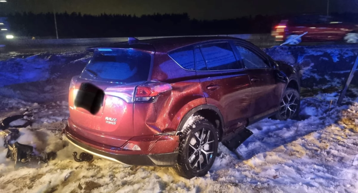 Zakroczym. Kierowca Toyoty zjechał z trasy S7 do rowu i uderzył w znak. Na miejscu interweniowały służby ratownicze