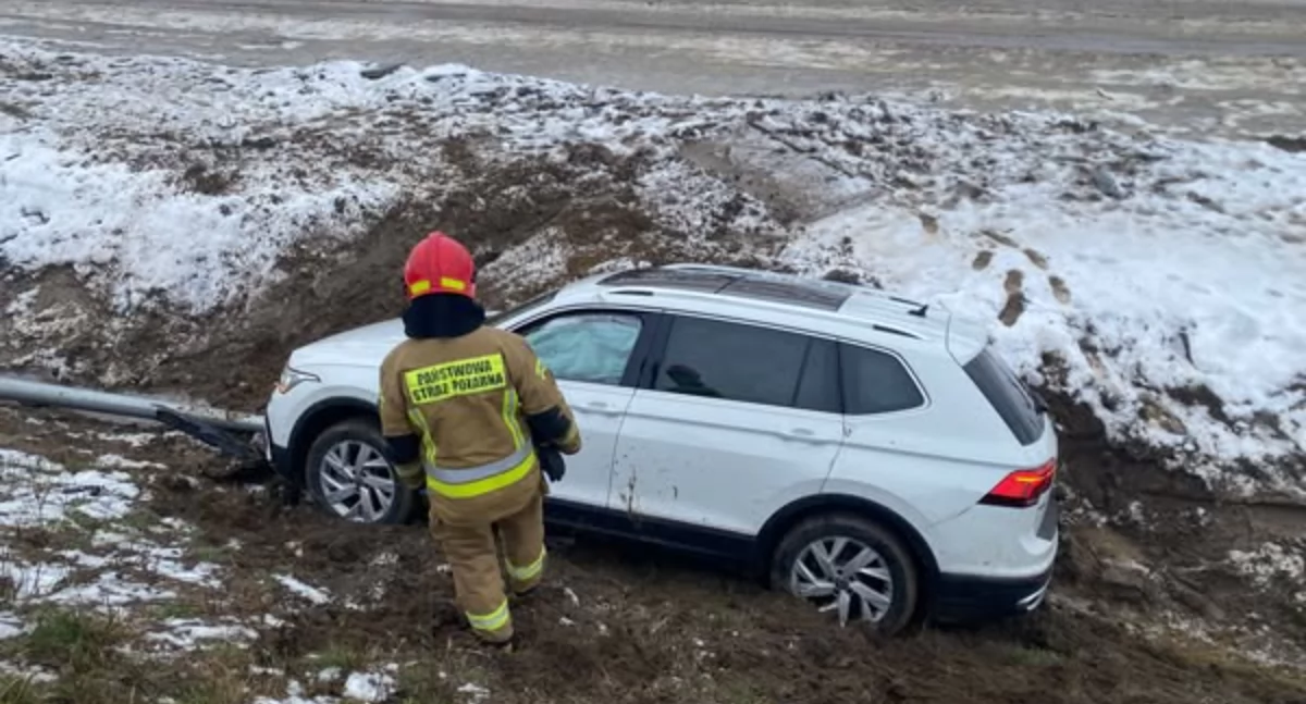Czosnów: Auto wypadło z drogi w Kazuniu Nowym: na szczęście bez poszkodowanych