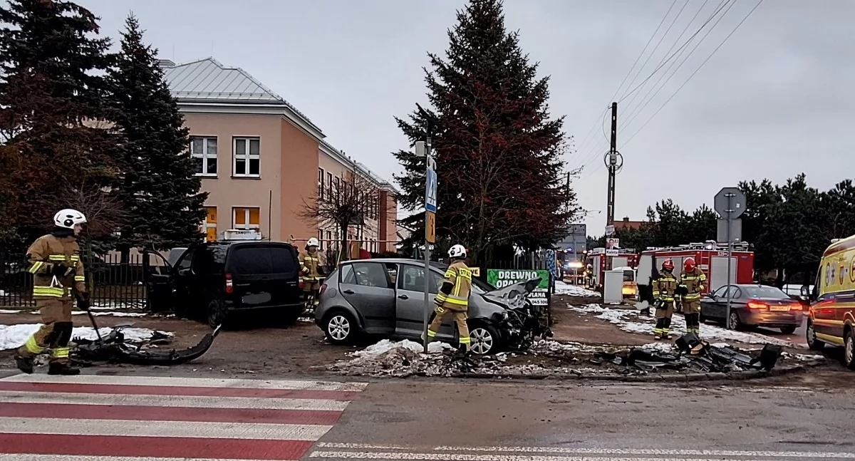 Nasielsk. Zderzenie Peugeota i Volkswagena w Budach Siennickich. Jedno z aut wjechało w ogrodzenie pobliskiej szkoły (aktualizacja)