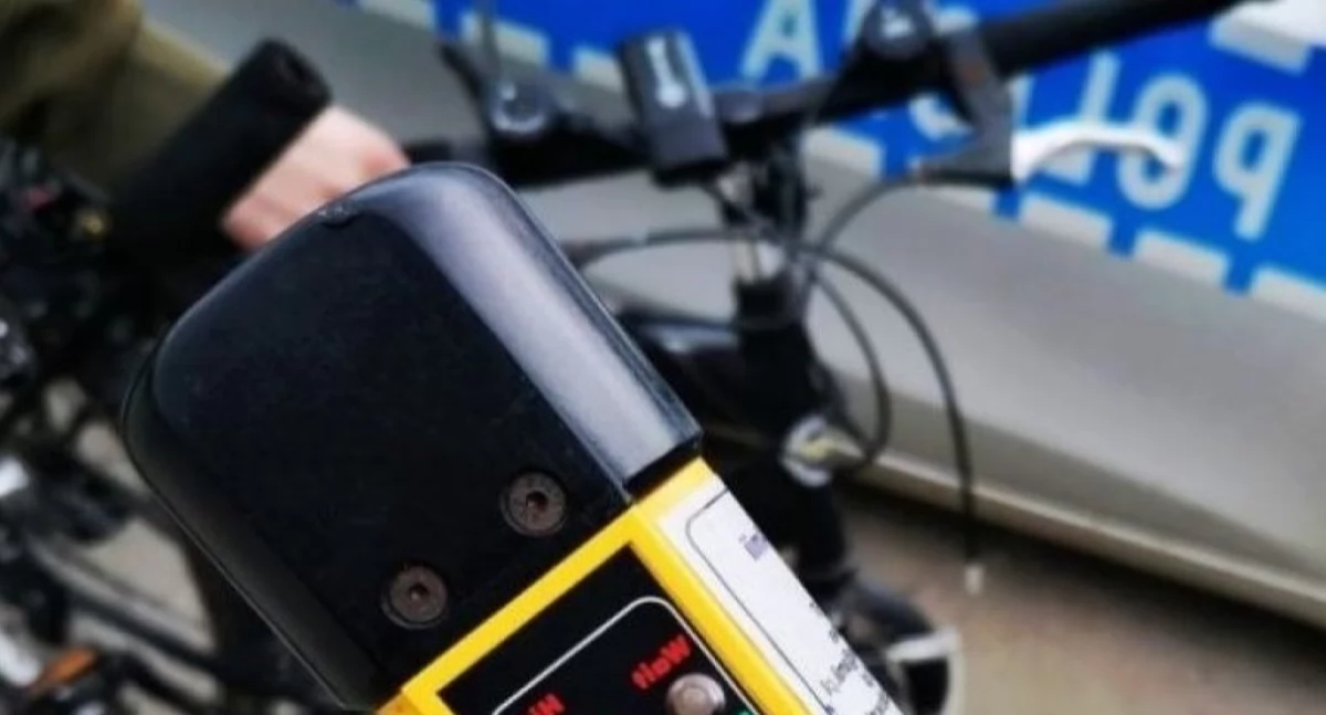 Nasielsk. Kompletnie pijany rowerzysta z dożywotnim zakazem prowadzenia wszelkich pojazdów uderzył w zaparkowanego Mercedesa. 36-latkowi grozi kara do 5 lat więzienia