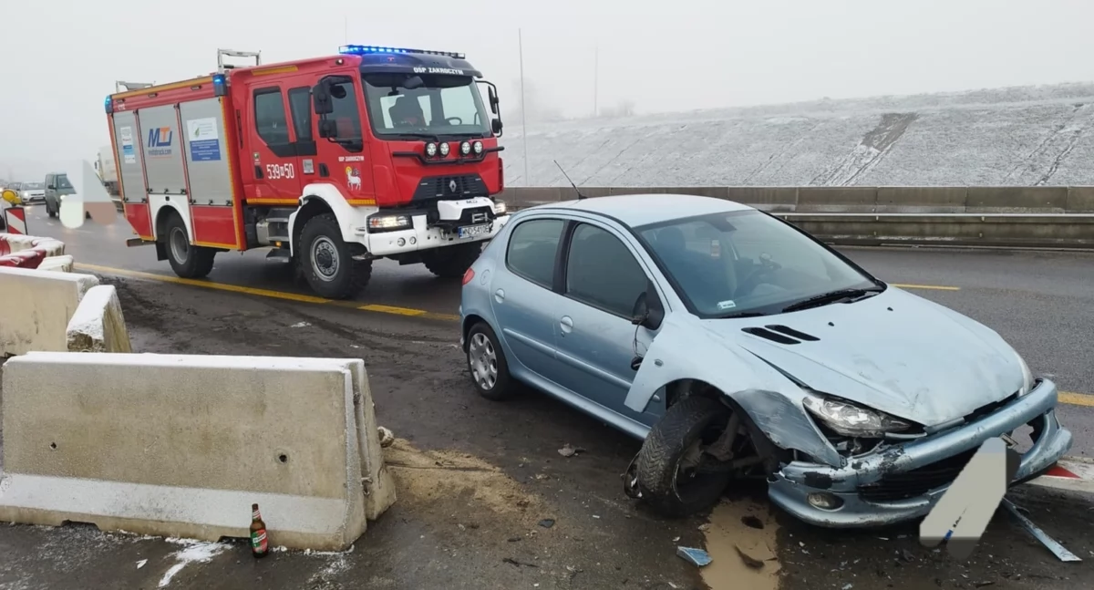 Zakroczym. Na trasie S7 kierowca Peugeota uderzył w betonowe bariery. Utrudnienia drogowe trwały blisko godzinę (aktualizacja)