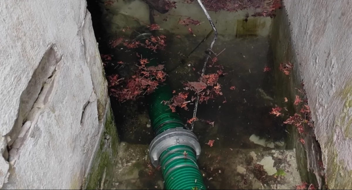Nowy Dwór Mazowiecki. W wyniku awarii instalacji hydraulicznej woda zalała piwnicę domu przy ulicy Akacjowej. Wodę z budynku wypompowali strażacy