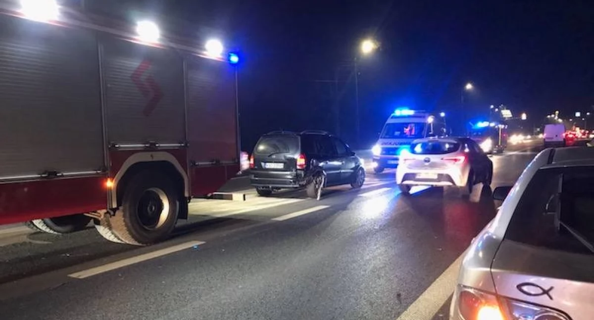 Nowy Dwór Mazowiecki. Zderzenie dwóch samochodów osobowych na Moście Pancera. Jedna osoba trafiła do szpitala