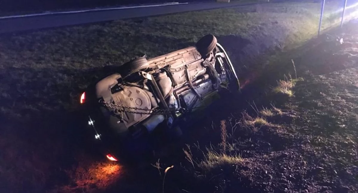 Zakroczym. Kierowca Seata wpadł w poślizg, zjechał z trasy S7 do rowu i dachował. Pasażerka auta trafiła do szpitala