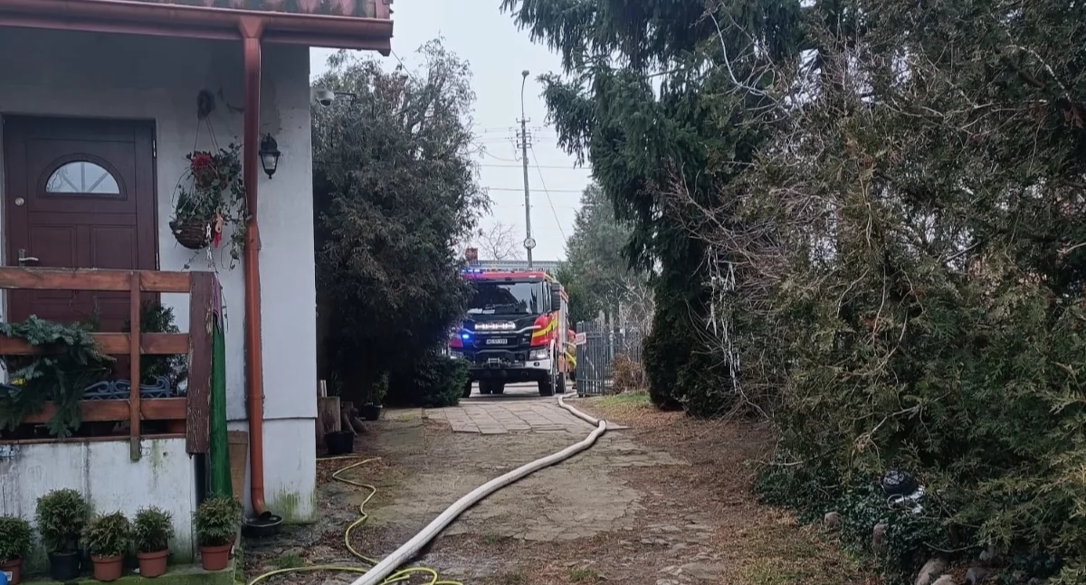 Czosnów. Pożar kotłowni w budynku gospodarczym w Łomnej. Pierwsi z ogniem walczyli właściciele posesji, a następnie strażacy
