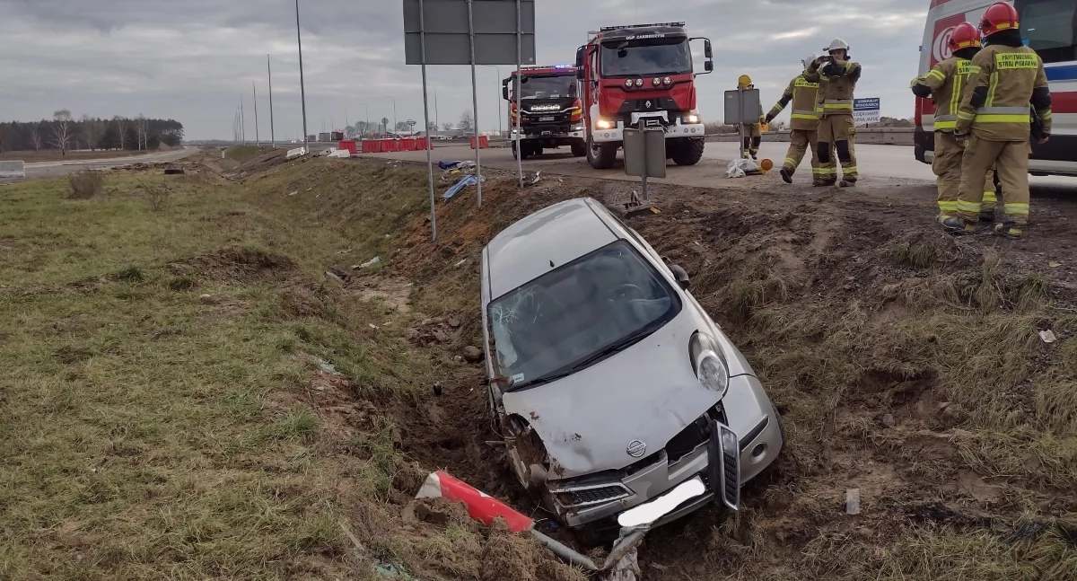 Zakroczym. Kierowca Nissana zjechał z trasy S7 do rowu. Interweniowały służby ratownicze