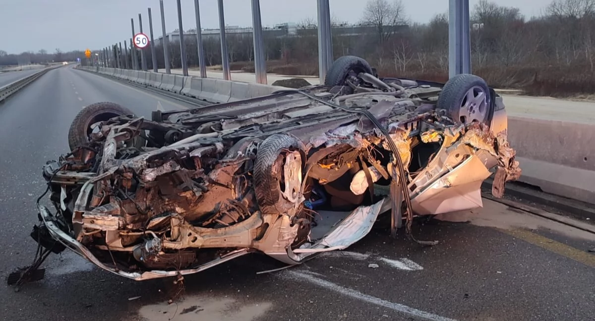 Czosnów. Dachowanie samochodu osobowego na trasie S7 w Sadach. Jedna osoba trafiła do szpitala, a ruch drogowy w kierunku Gdańska jest zablokowany (aktualizacja)