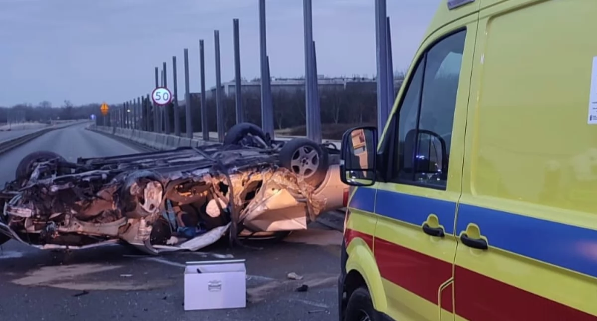 Czosnów. Kierowca auta osobowego, które dachowało w niedzielę na trasie S7 w Sadach był pijany. Mężczyzna został zatrzymany prze Policję (aktualizacja)