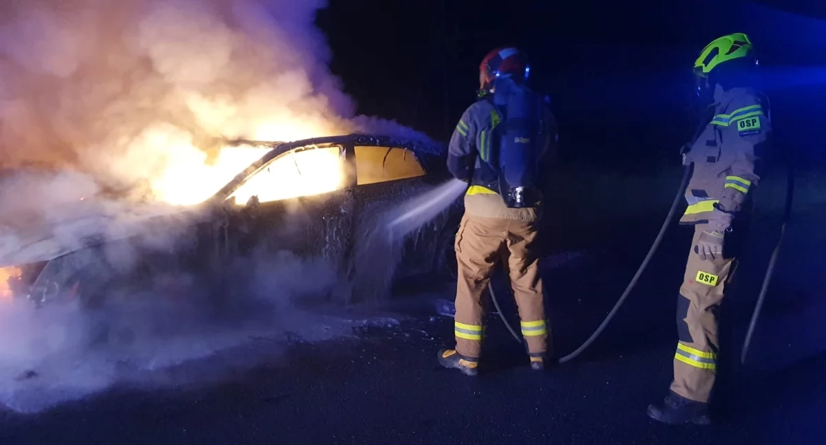 Pomiechówek. Na drodze krajowej nr 62 w Starym Orzechowie spłonęło Audi. Kobieta, która podróżowała autem nie doznała obrażeń