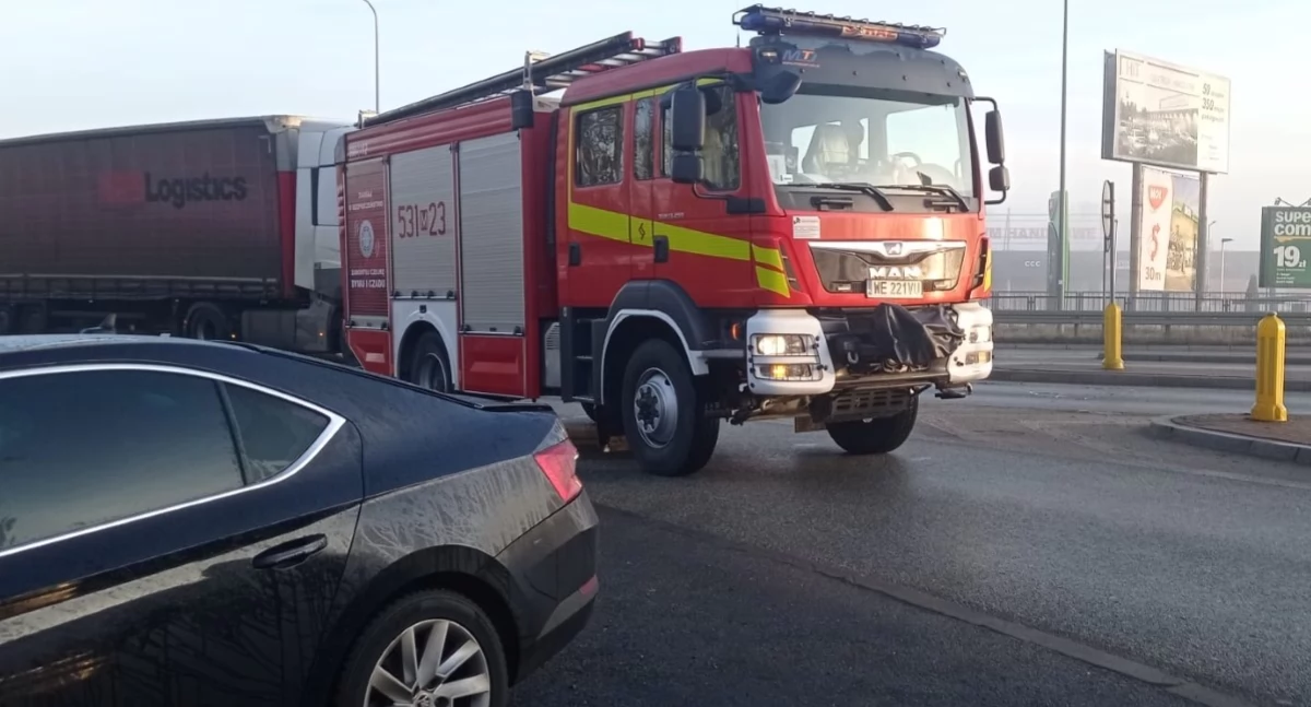 Nowy Dwór Mazowiecki. Kierowca ciężarowego Mercedesa nie dostosował prędkości na rondzie i doprowadził do zderzenia z osobową Skodą i Peugeotem