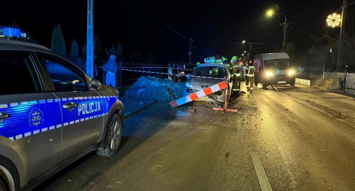 Czosnów. W Dobrzyniu kierująca Peugeotem oślepiona przez inny pojazd uderzyła w nasyp ziemi. 45-latka trafiła do szpitala