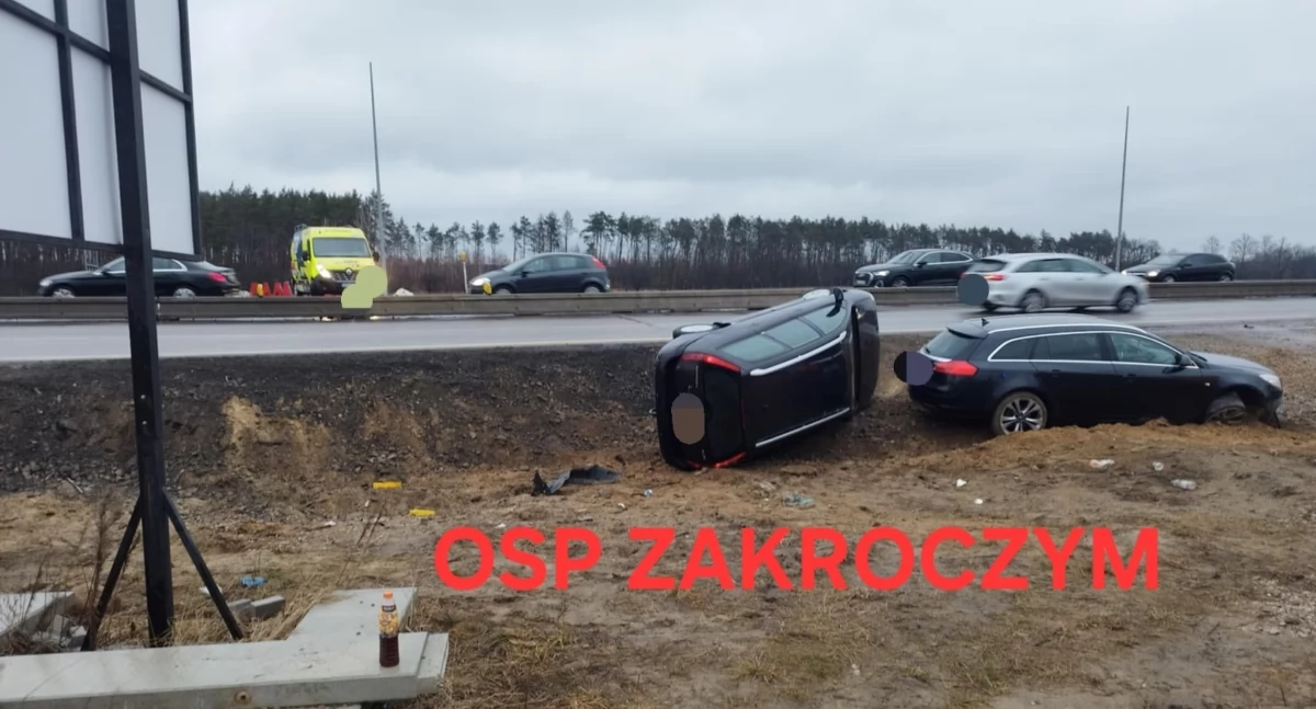 Zakroczym. Trzy auta osobowe w rowie, dwa z nich dachowały. Na miejscu interweniowały służby ratownicze