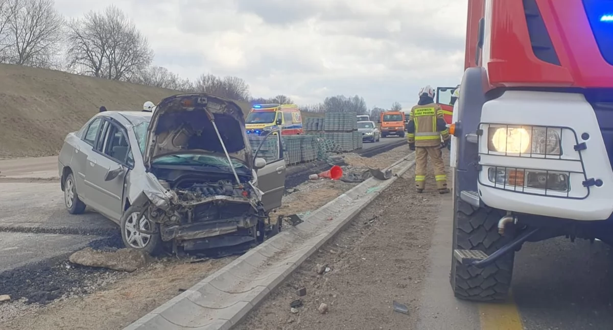 Czosnów. W Kazuniu Nowym kobieta kierująca autem osobowym zjechała z trasy S7 i uderzyła w betonowe płyty