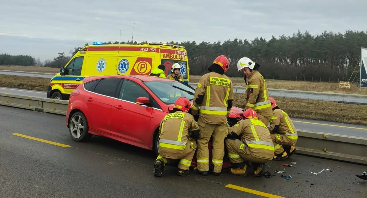 Zakroczym. Zderzenie osobowego Forda z dostawczym Renault na trasie S7. Jedna osoba trafiła do szpitala