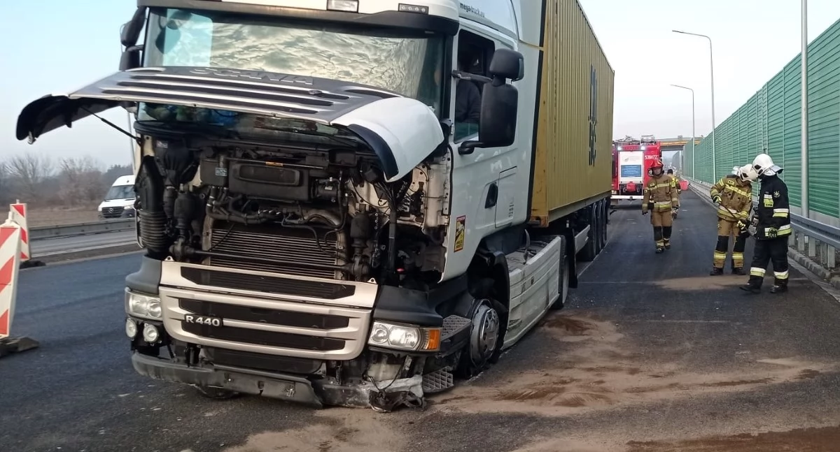 Czosnów. W Kazuniu Nowym kierowca pojazdu ciężarowego z naczepą uderzył w bariery. Interweniowały służby ratownicze