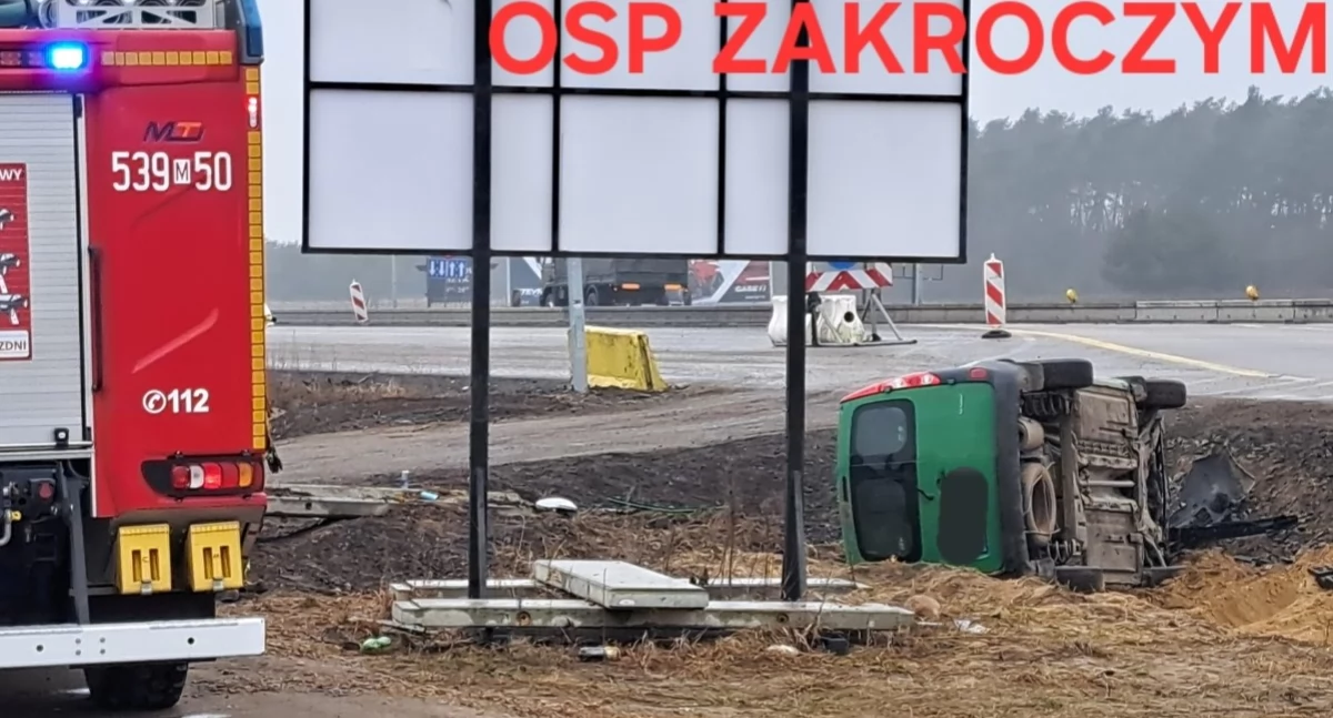 Zakroczym. Kierowca dostawczego Renault zjechał z trasy S7 do rowu i dachował. Auto na koła postawili strażacy
