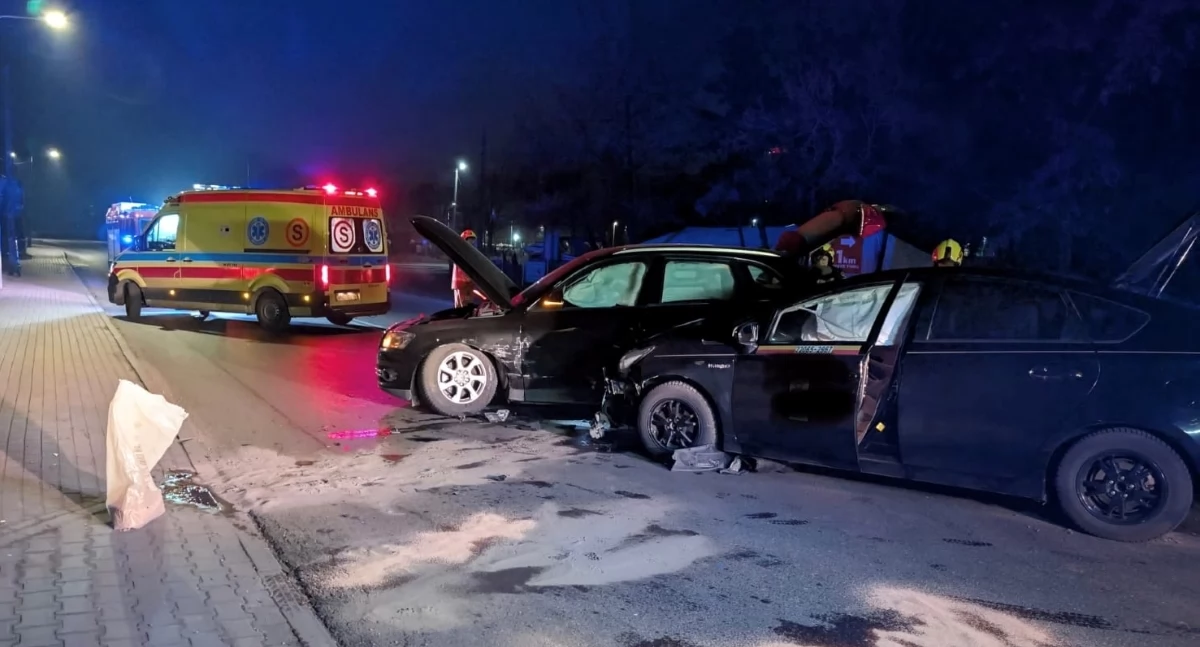 Nowy Dwór Mazowiecki. Zderzenie Audi i Toyoty na skrzyżowaniu Leśnej z Okunin. Jedna osoba trafiła do szpitala