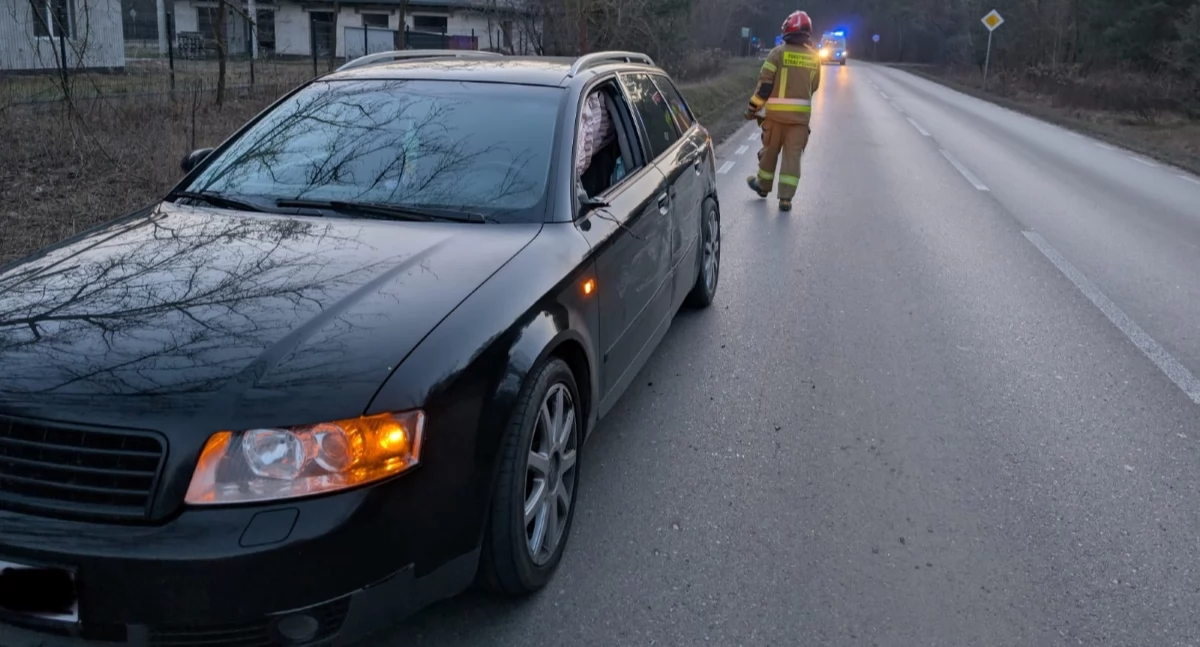 Pomiechówek. Kierowca Audi bez uprawnień doprowadził do kolizji z Saabem na Nasielskiej. Utrudnienia drogowe trwały ponad godzinę