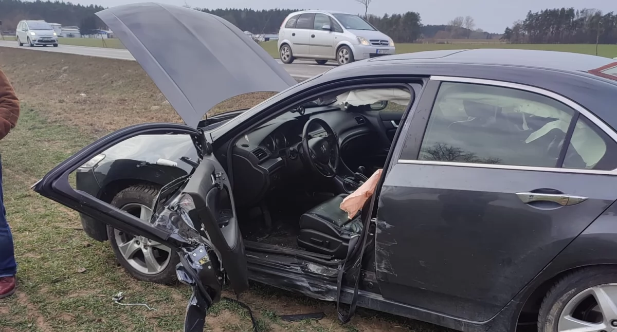 Czosnów: Kolizja w Sadach. Strażacy musieli użyć narzędzi hydraulicznych